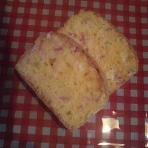 タマネギとベーコンの旨味を生かしたケーキ